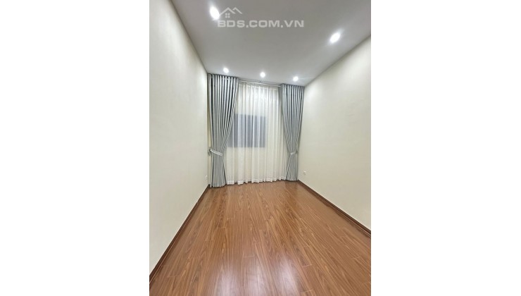 Bán nhà riêng Thịnh Quang Đống Đa, mới đẹp long lanh 35m2, 3 tầng, giá chỉ 4.8 tỷ, ô tô gần, trung tâm Đống Đa